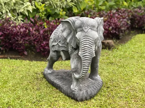 Artikelbild des Artikels “Avan - Elefant mit Decke, Blick rechts, 63 cm L | Steinguss “